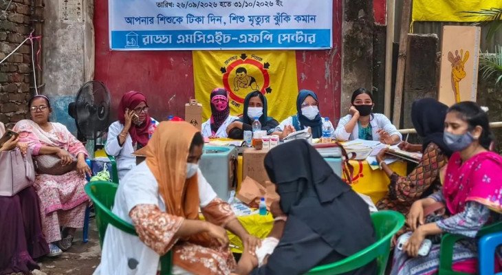 ভেঙে ফেলা হয়েছে স্বাস্থ্যকেন্দ্র, ধ্বংসস্তূপের পাশেই চলছে শিশুদের টিকাদান